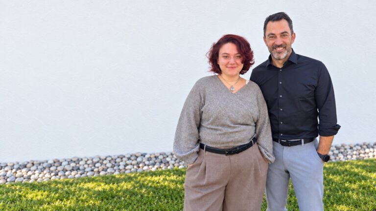 Tessa Liesting, neue Auszubildende zur Kauffrau für Büromanagement, mit Andreas Meilinger vor dem Schulgebäude