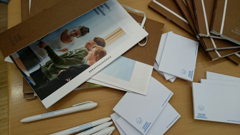 Infomaterial der Chiemsee Schulen Zimmermann für die BIM in Salzburg: Broschüre, Notizblöcke und Kugelschreiber